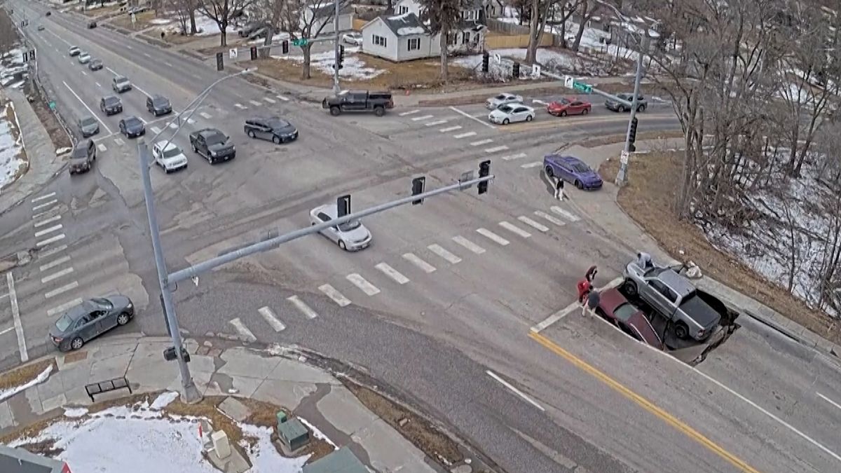 Země se otevřela a pohltila dvě auta. Incident na křižovatce v Nebrasce zachytila kamera